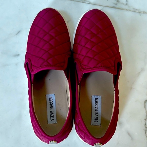 Steve Madden Slip on Shoes quilted burgundy size 7 - Picture 2 of 3
